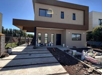 Casa · 125m² · 4 Ambientes · Casa en Venta 4 Amb C/ Pileta - a Estrenar - Barrio Privado Laguna Azul