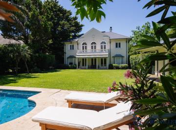 Casa · 405m² · 5 Dormitorios · 1 Cochera · Casa en Venta en San Jorge Village - 5 Dorm. - Jardin Parquizado y Quincho