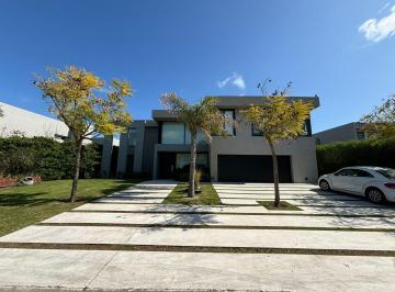 Casa · 650m² · 7 Ambientes · 2 Cocheras · Casa Al Golf en El Barrio El Golf. Nordelta