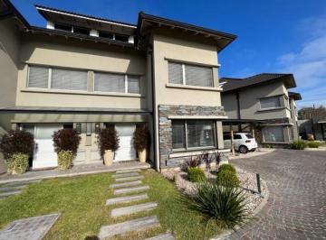 Casa · 232m² · 5 Ambientes · 2 Cocheras · Casa en Lomas de Zamora "Barrio Ingles "