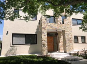 Casa · 220m² · 4 Dormitorios · 4 Cocheras · Casa en Canton Norte Pg