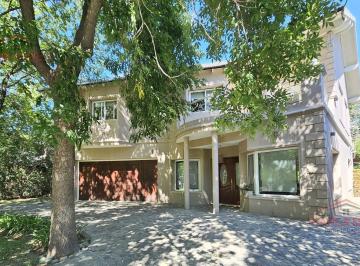 Casa · 740m² · 6 Ambientes · 2 Cocheras · Venta de Casa en San Patricio con 4 Habitaciones