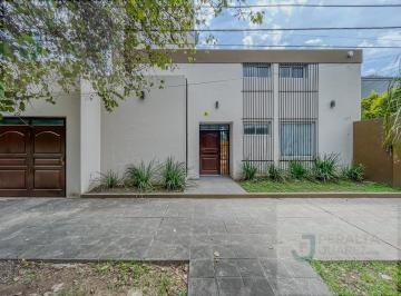 Casa · 156m² · 4 Ambientes · 2 Cocheras · Casa en Venta de Estilo Moderno con 3 Dorm.