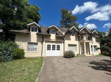 Casa · 350m² · 6 Ambientes · 6 Cocheras · Casa en Alquiler en Pilar del Lago, Pilar