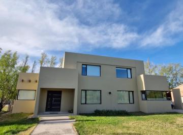 Casa · 230m² · 5 Ambientes · 1 Cochera · Casa en Barrio Los Olivos