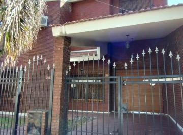 Casa de 5 ambientes, Morón · Excelente Chalet con Quincho y Pileta
