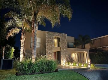 Casa · 230m² · 5 Ambientes · 3 Cocheras · Moderna Propiedad con Piscina en Venta!