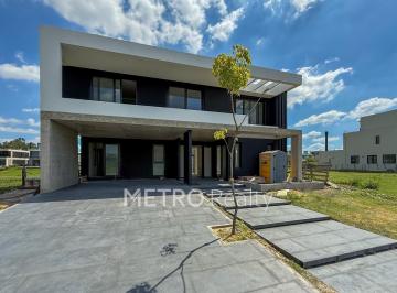 Casa · 446m² · 5 Ambientes · 2 Cocheras · Casa en Venta con 4 Suites, con Amarra Al Río, en El Yacht, Nordelta