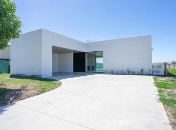Casa · 138m² · 6 Ambientes · 2 Cocheras · Casa de 3 Dorm. en Barrio Los Pasos del Jockey 2 Fisherton