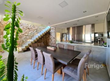 Casa · 300m² · 8 Ambientes · 2 Cocheras · Casa en Álvarez