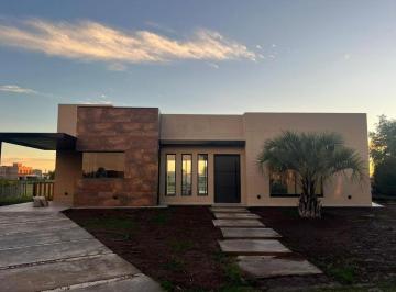 Casa · 178m² · 4 Ambientes · 1 Cochera · Casa en Venta en Canning