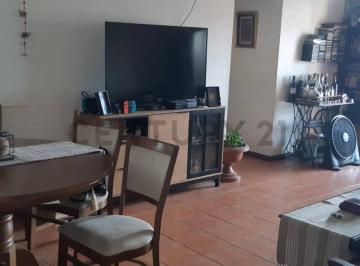 Departamento · 71m² · 5 Ambientes · Venta Apartamento con Vista a La Bahía a m de Av 18 de Julio