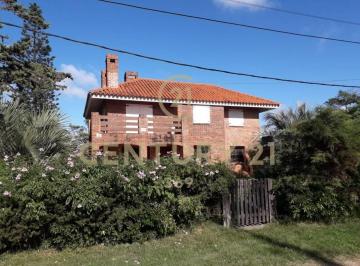 Casa · 253m² · 7 Ambientes · 2 Cocheras · Venta Casa 5 Dorm. La Paloma, Rocha - con Amplio Terreno y Barbacoa