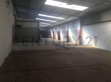 Bodega-Galpón · 350m² · Amplio Galpón con Estacionamiento, Dos Casas y Depósito. Ubicación Estratégica
