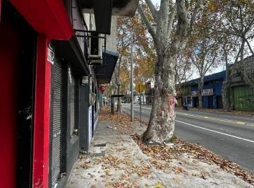 Local comercial · 32m² · 2 Ambientes · Local Comercial, Av San Martin, Acepta Permuta, con Renta $15.390
