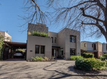 Casa · 224m² · 6 Ambientes · 2 Cocheras · Venta Casa 6 Amb Suite Jardín Parrilla Pileta en Santa María de Los Olivos.
