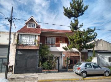 Casa · 135m² · 6 Ambientes · 2 Cocheras · Condarco 1013, Temperley - Casa 4 Dorm. Garage Fondo Piscina