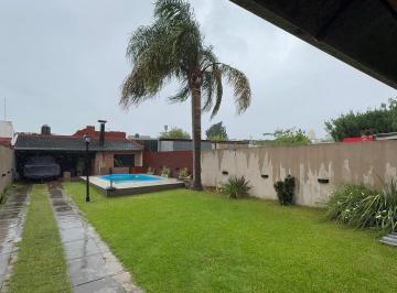 Casa · 250m² · 6 Ambientes · Chalet