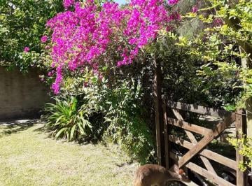 Casa · 30m² · 2 Ambientes · 1 Cochera · Dique Luján | Alquiler Temporario | Lindas Cabañas con Jardín y Pileta Para 4 o 5 Personas