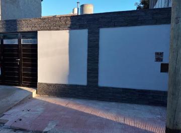 Casa · 80m² · 3 Ambientes · 1 Cochera · Casa a La Venta en Barrio San Vicente! Totalmente Reciclada!