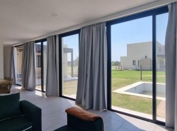Casa · 542m² · 4 Ambientes · 2 Cocheras · Venta Casa 4 Ambientes con Dependencia Pileta a Estrenar Barrio Santa Ana Villa Nueva