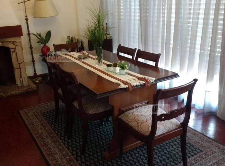 Casa · 205m² · 5 Ambientes · 1 Cochera