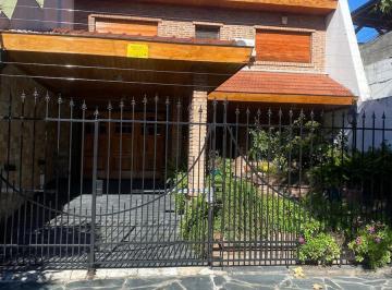 Casa · 200m² · 5 Ambientes · 2 Cocheras · Venta Chaleta 5 Amb. en Ramos Mejía - Excelente Estado C/fdo Libre con Pileta y Parrilla