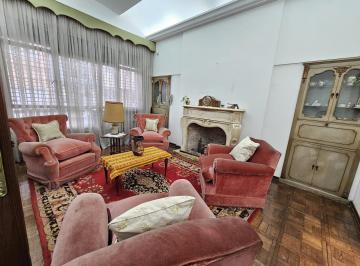 Casa · 350m² · 6 Ambientes · Casa de 6 Amb. C/cochera, 2 Dep. de Servcio Patio y Terraza. Venta