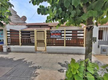 Casa · 120m² · 3 Ambientes · 1 Cochera · Una Hermosa y Confortable Casa Sobre Av Principal Local!