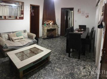 PH · 70m² · 3 Ambientes · PH con Local en Venta en Bernal Oeste