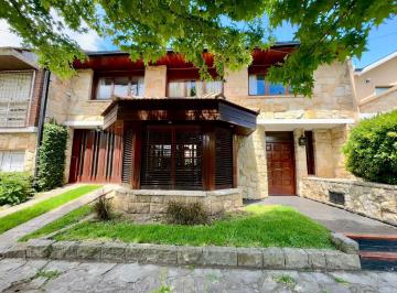 Casa · 240m² · 6 Ambientes · 2 Cocheras · Chalet 5 Amb en Barrio Los Troncos