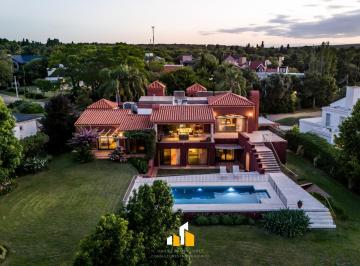 Casa · 2093m² · 8 Ambientes · 2 Cocheras · Casa en Venta en Las Delicias