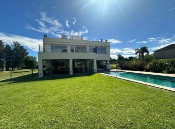 Casa · 305m² · 6 Ambientes · Casa en Venta 6 Amb C/ Pileta Climatizada - Al Golf - Country Club El Venado