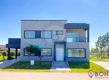 Casa · 247m² · 6 Ambientes · 3 Cocheras · Casa en Venta a Estrenar en Horizontes Al Sur
