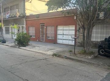 Casa · 120m² · 3 Ambientes · 1 Cochera · Caseros Casa en Lote Propio