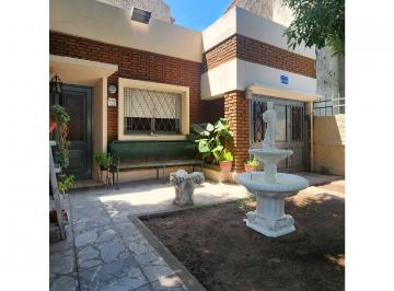 Casa · 224m² · 7 Ambientes · 2 Cocheras · Casa Sobre Av con Ascensor - 3 Dorm.
