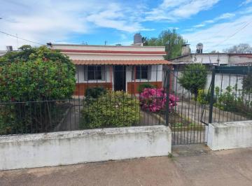 Casa · 124m² · 6 Ambientes · 5 Cocheras · Venta - Permuta | Piedras Blancas | Casa + Monoambiente + Garaje 3 Dorm.