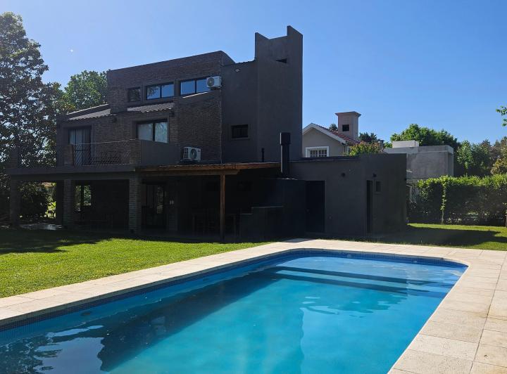 Casa · 250m² · 8 Ambientes · 3 Cocheras