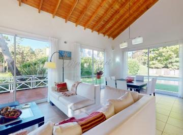Casa · 253m² · 4 Ambientes · 1 Cochera · Casa en Venta - Zona Golf Pinamar