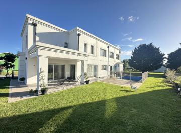 Casa · 340m² · 4 Ambientes · Alquiler de Temporada en Barrio Rumenco