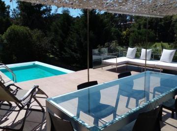 Casa · 250m² · 4 Dormitorios · Casa con Piscina en Venta en Sierra de Los Padres