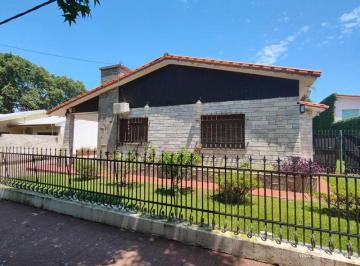 Casa · 180m² · 3 Dormitorios · 1 Cochera · Maza 1341