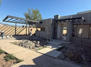 Casa de 6 ambientes, Luján de Cuyo · Casa de Categoría en Venta – Barrio Gardens, Luján de Cuyo - Entrega Mayo 2025