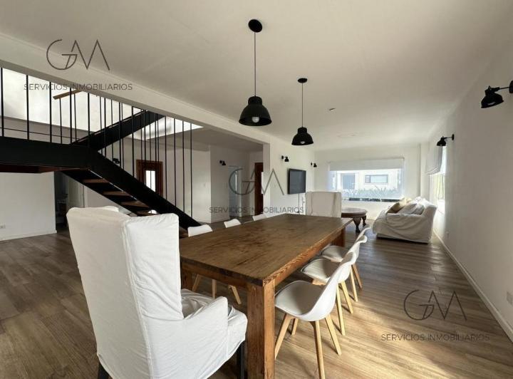 Casa · 250m² · 5 Ambientes · 1 Cochera