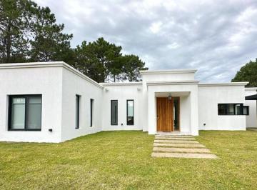 Casa · 235m² · 3 Dormitorios · 1 Cochera · Casa Blanca en Pinamar Sobre El Golf