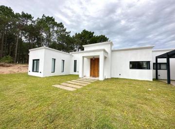 Casa de 3 ambientes, Pinamar · Casa Blanca en Pinamar Sobre El Golf