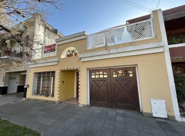 Casa · 140m² · 4 Ambientes · 1 Cochera · Casa de 4 Ambientes con Garage y Amplio Jardin en Muy Buena Ubicacion