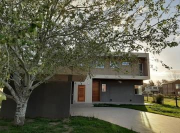 Casa · 379m² · 5 Ambientes · 2 Cocheras · Casa en Barrio Privado Palos Verdes.
