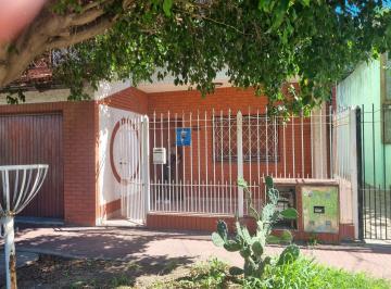 FRENTE · Vende, Casa en Dos Plantas, Amplia, Lanus Este.