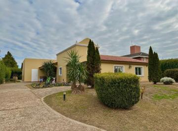 Casa · 310m² · 7 Ambientes · Venta Casa en Country San Isidro, Planta Baja!